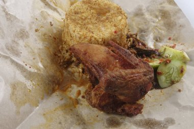 Geleneksel Buhar pirinç köri ve kızarmış tavuk.