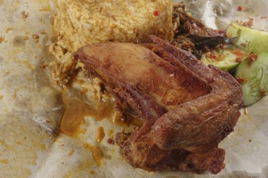 Geleneksel Buhar pirinç köri ve kızarmış tavuk.