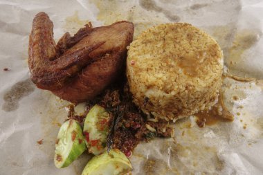 Geleneksel Buhar pirinç köri ve kızarmış tavuk.