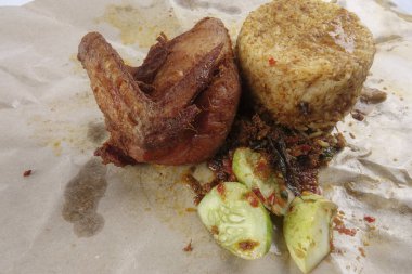 Geleneksel Buhar pirinç köri ve kızarmış tavuk.