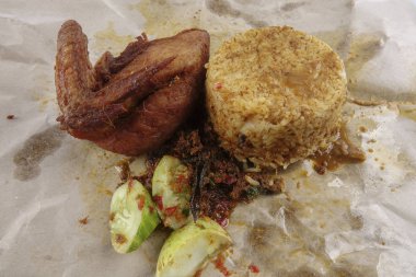 Geleneksel Buhar pirinç köri ve kızarmış tavuk.