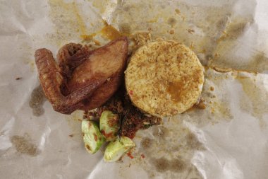 Geleneksel Buhar pirinç köri ve kızarmış tavuk.