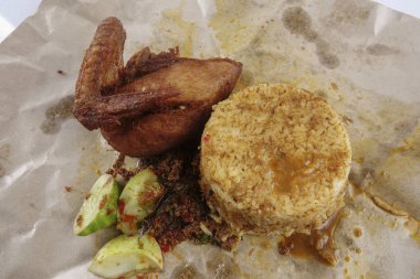 Geleneksel Buhar pirinç köri ve kızarmış tavuk.