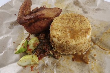 Geleneksel Buhar pirinç köri ve kızarmış tavuk.