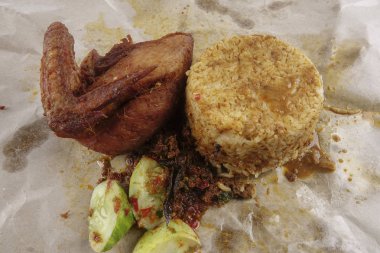 Geleneksel Buhar pirinç köri ve kızarmış tavuk.