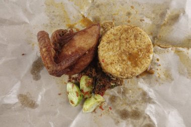 Geleneksel Buhar pirinç köri ve kızarmış tavuk.