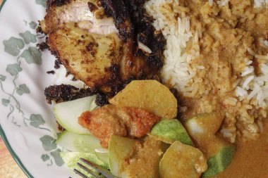 Geleneksel Buhar pirinç köri ve kızarmış tavuk.
