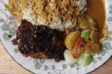 Geleneksel Buhar pirinç köri ve kızarmış tavuk.