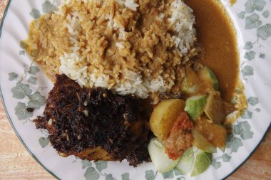 Geleneksel Buhar pirinç köri ve kızarmış tavuk.