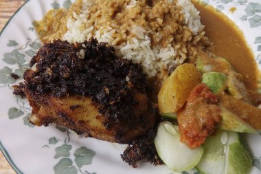 Geleneksel Buhar pirinç köri ve kızarmış tavuk.