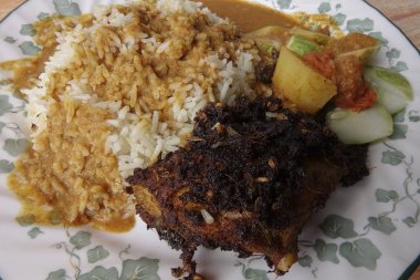 Geleneksel Buhar pirinç köri ve kızarmış tavuk.