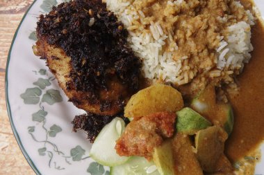 Geleneksel Buhar pirinç köri ve kızarmış tavuk.