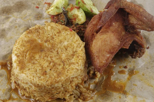 Geleneksel Buhar pirinç köri ve kızarmış tavuk. — Stok fotoğraf
