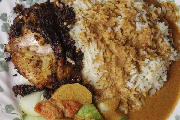 Традиционный рис с карри и жареной курицей . — стоковое фото
