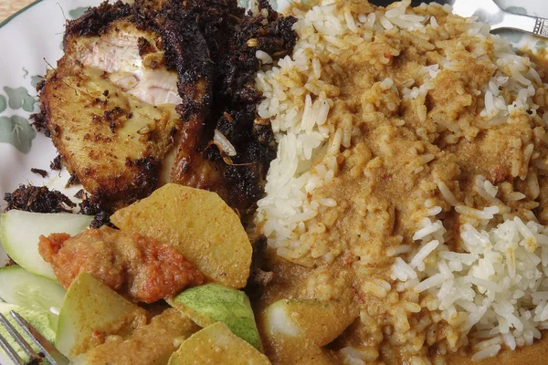 Традиционный рис с карри и жареной курицей . — стоковое фото