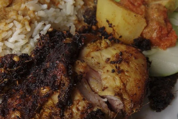 Arroz de vapor tradicional con curry y pollo frito . — Foto de Stock