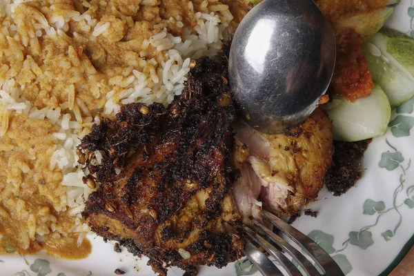 Παραδοσιακό ατμό ρύζι με κάρυ και τηγανητό κοτόπουλο. — Φωτογραφία Αρχείου