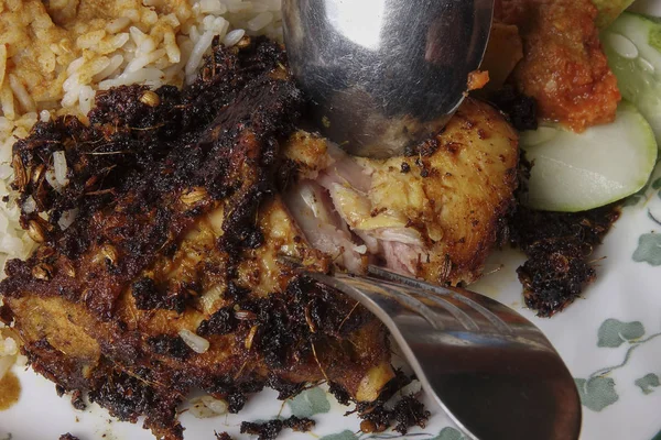 Nasi tradisional dengan kari dan ayam goreng . — Stok Foto