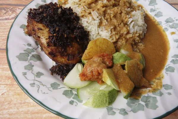 Nasi tradisional dengan kari dan ayam goreng . — Stok Foto