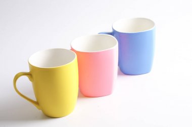 Renkli kupa üzerinde beyaz izole