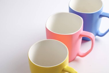 Renkli kupa üzerinde beyaz izole