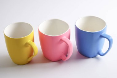 Renkli kupa üzerinde beyaz izole