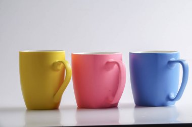 Renkli kupa üzerinde beyaz izole