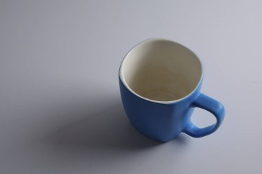 Renkli kupa üzerinde beyaz izole