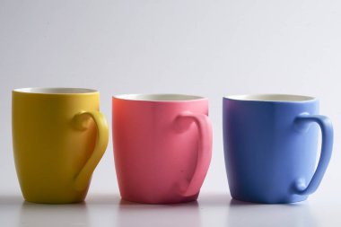 Renkli kupa üzerinde beyaz izole