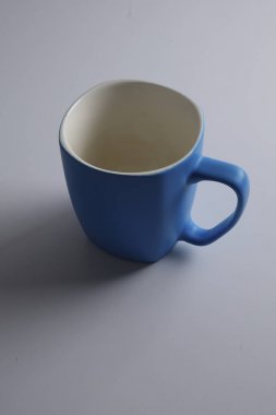 Renkli kupa üzerinde beyaz izole