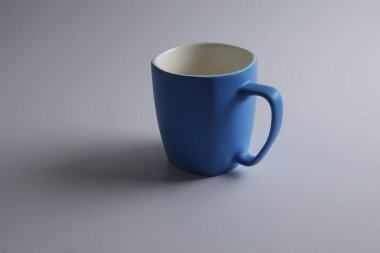 Renkli kupa üzerinde beyaz izole