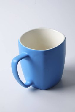 Renkli kupa üzerinde beyaz izole