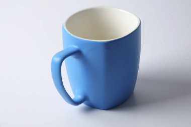 Renkli kupa üzerinde beyaz izole