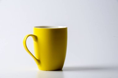 Renkli kupa üzerinde beyaz izole