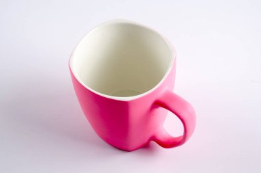 Renkli kupa üzerinde beyaz izole