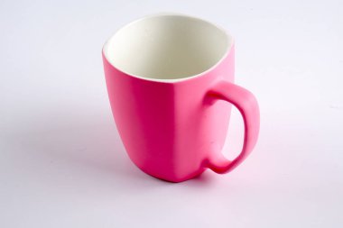 Renkli kupa üzerinde beyaz izole