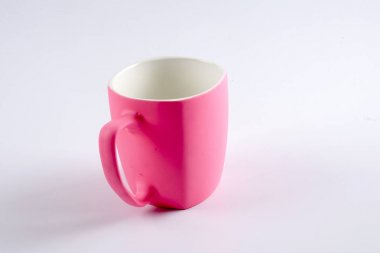 Renkli kupa üzerinde beyaz izole