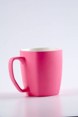 Renkli kupa üzerinde beyaz izole