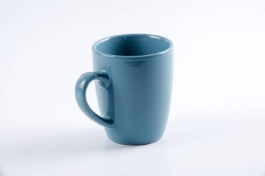 Beyaz izole yeşil boş kupa.