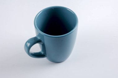 Beyaz izole yeşil boş kupa.