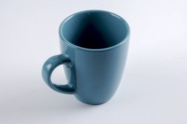 Beyaz izole yeşil boş kupa.