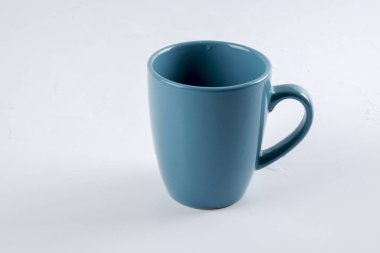 Beyaz izole yeşil boş kupa.