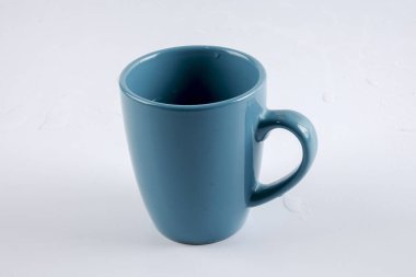 Beyaz izole yeşil boş kupa.