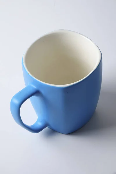 Tasse colorée isolée sur blanc — Photo