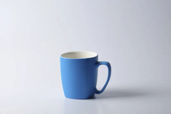 Taza de color aislado en blanco — Foto de Stock