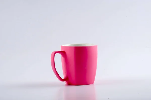 Caneca colorida isolada em branco — Fotografia de Stock