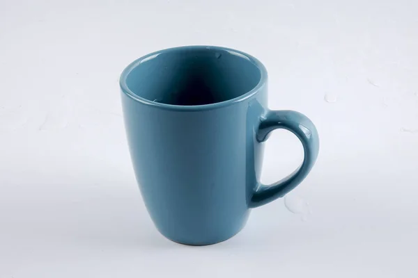 Mug vide vert isolé sur blanc . — Photo