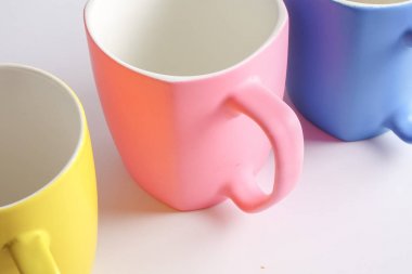 Renkli kupa üzerinde beyaz izole