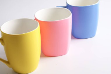 Renkli kupa üzerinde beyaz izole