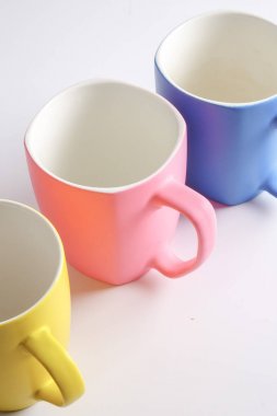 Renkli kupa üzerinde beyaz izole